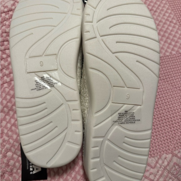 MIA Women's Slippers with Red Bow - Picture 3 of 4